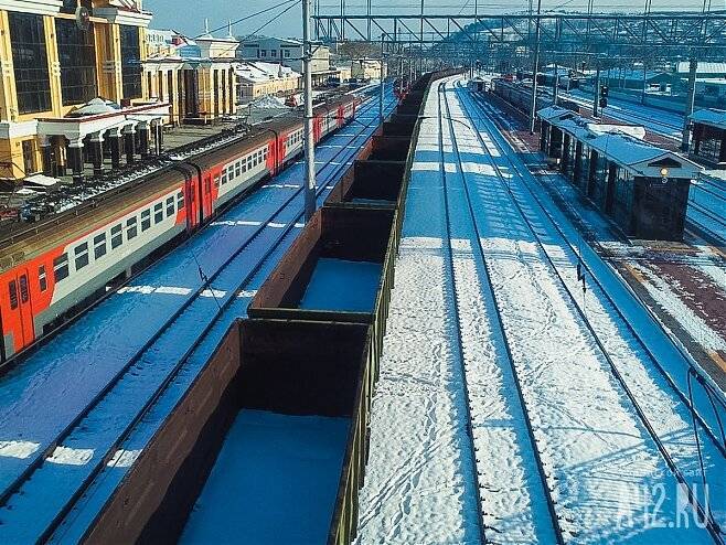Грузовой поезд столкнулся с легковушкой на переезде в Кузбассе
