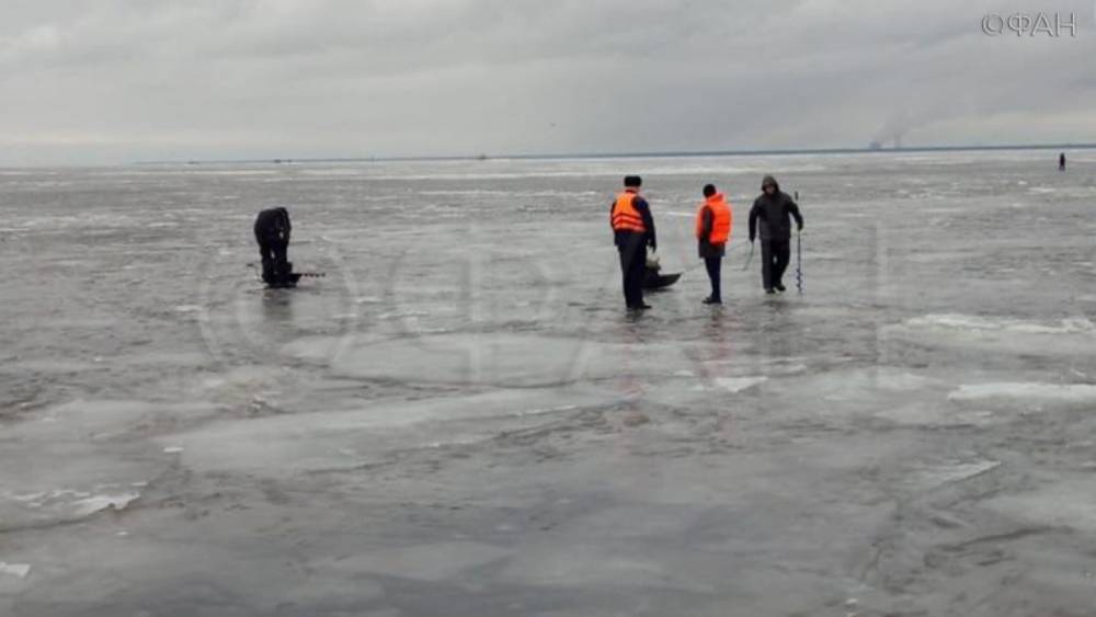 Хабаровские спасатели ищут провалившийся под лед УАЗ с людьми