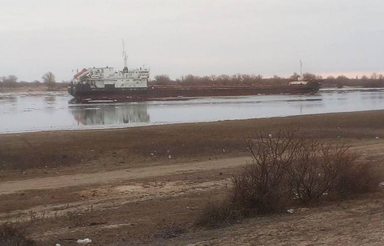 Застрявший на Волго-Каспийском канале сухогруз сам снялся с мели