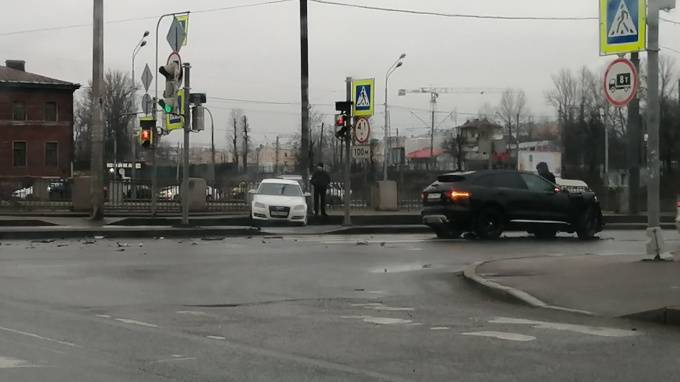 Две машины столкнулись на пересечении набережной Обводного канала и Рыбинской улицы