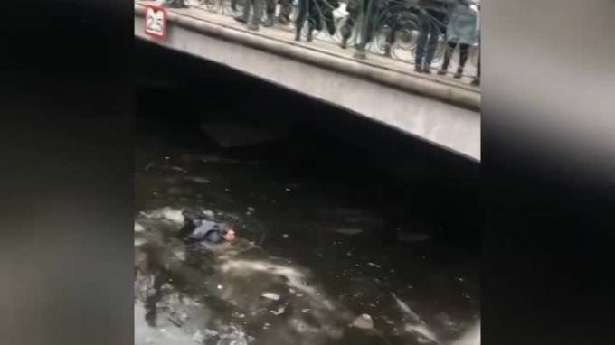 Появилось видео того, как полицейские спасали упавшего в канал Грибоедова мужчину
