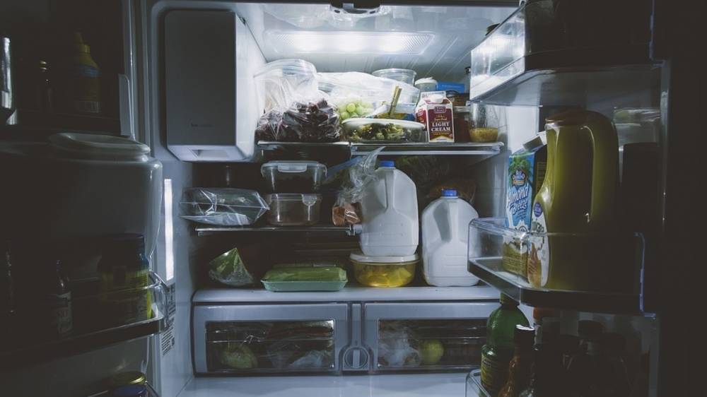 Специалисты назвали семь продуктов, которые опасно хранить в холодильнике
