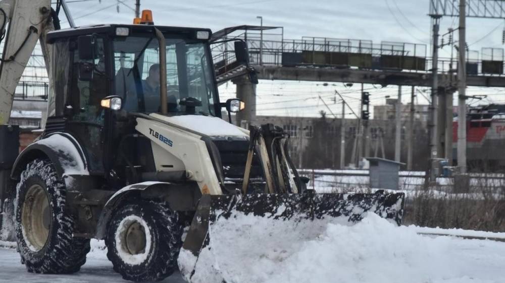 Снегоуборочный трактор «прибило» к леерам во Владивостоке