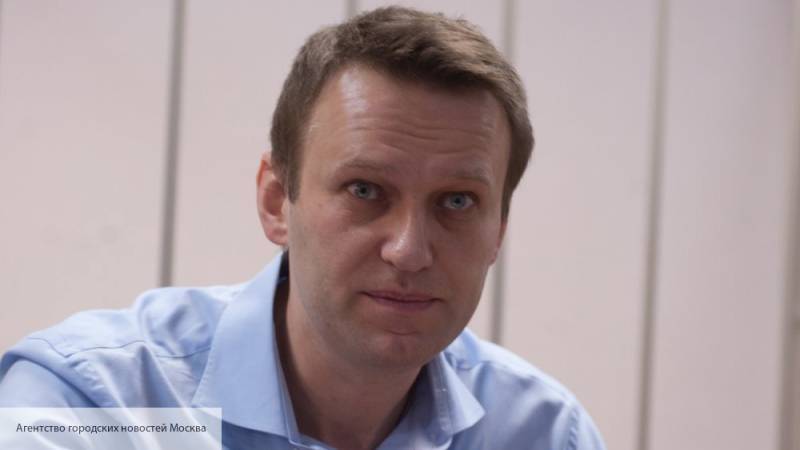 Навального раскритиковали за попытку изобразить примерного семьянина