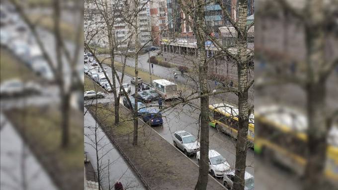 "Логан", "Мазда" и маршрутка заблокировали Пулковскую улицу