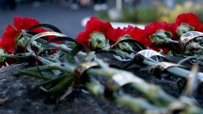 Жители Калининграда несут цветы на рынок, где застрелили супружескую пару | Новости | Пятый канал