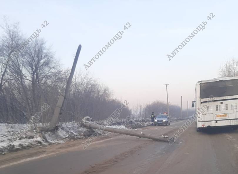 В Кузбассе после ДТП столб упал на проезжую часть