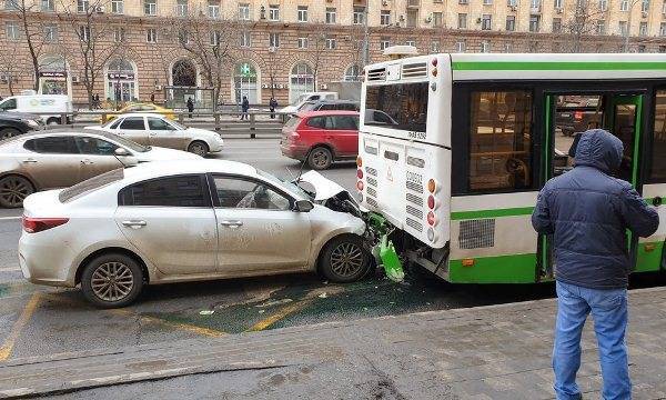 Два человека пострадали в ДТП с автобусом на северо-востоке Москвы