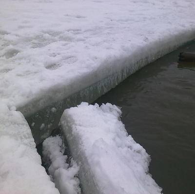 Полицейские в Санкт-Петербурге спасли молодого человека, провалившегося под лед