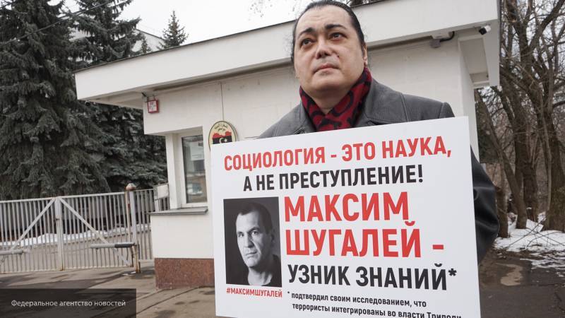 Певец и актер Наджиев поддержал пленных российских социологов пикетом у посольства Ливии