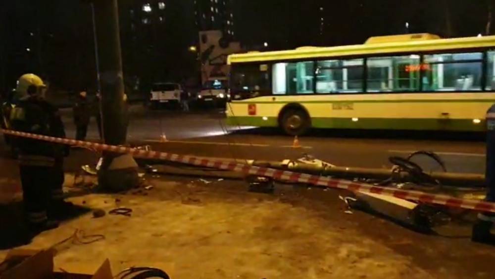 Двое рабочих погибли при ремонте сотовой вышки в Москве.