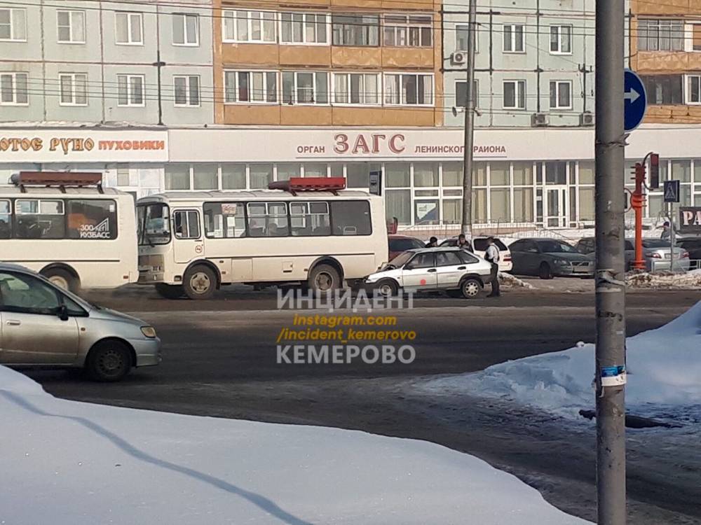 В Кемерове легковой автомобиль въехал в маршрутку