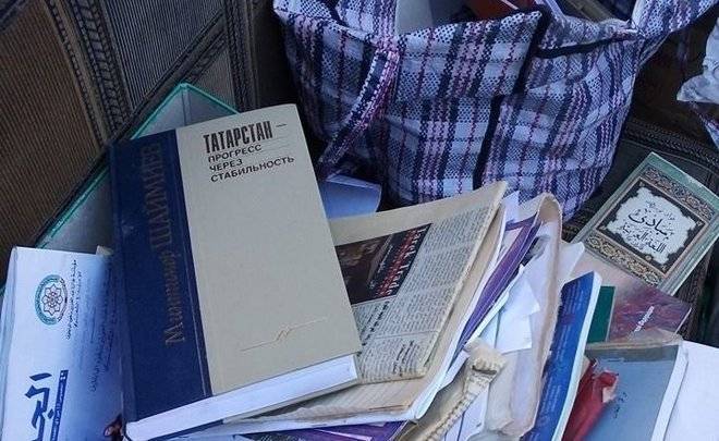 В Казанском медресе оставили на улице книги и брошюры по намазу