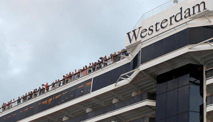 Трое россиян с лайнера Westerdam вылетели в Санкт-Петербург