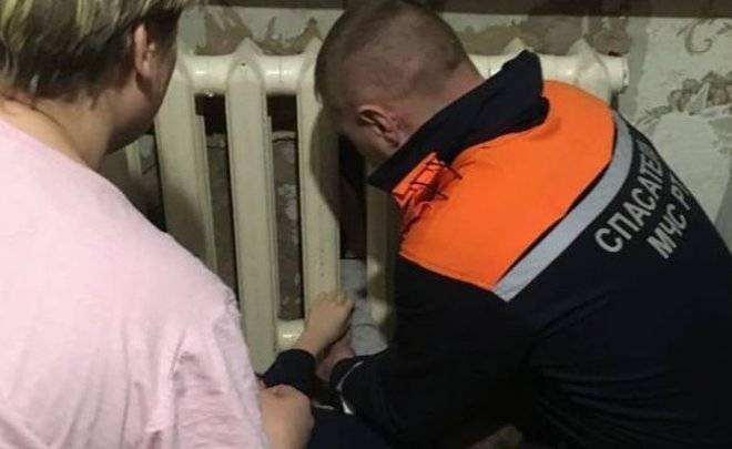 В Татарстане спасатели вытащили руку ребенка, застрявшего в горячей батарее