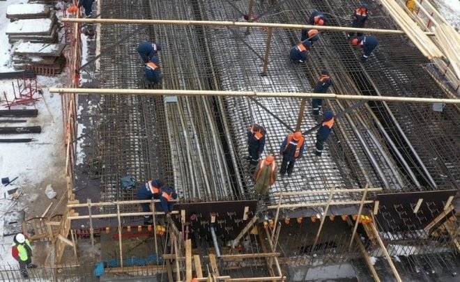 Строители готовят к бетонированию пролетное строение путепровода Большого Казанского кольца