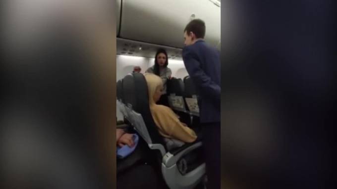 На борту самолета из Петербурга девушка ругалась матом и угрожала другим пассажирам - piter.tv - Санкт-Петербург - Сочи