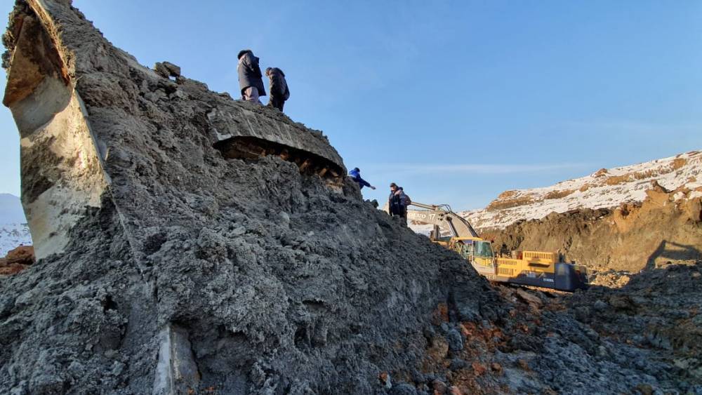 Опубликованы фото с места гибели рабочего при обрушении склона карьера золотодобычи в Кузбассе - gazeta.a42.ru - Следственный Комитет