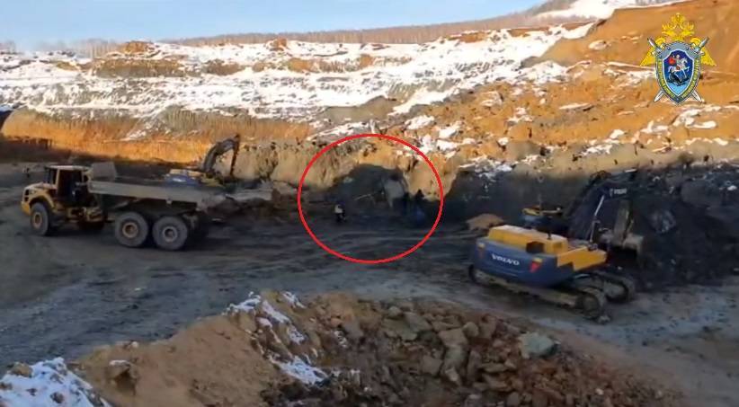 Появилось видео с места гибели машиниста бульдозера при обрушении карьера в Кузбассе