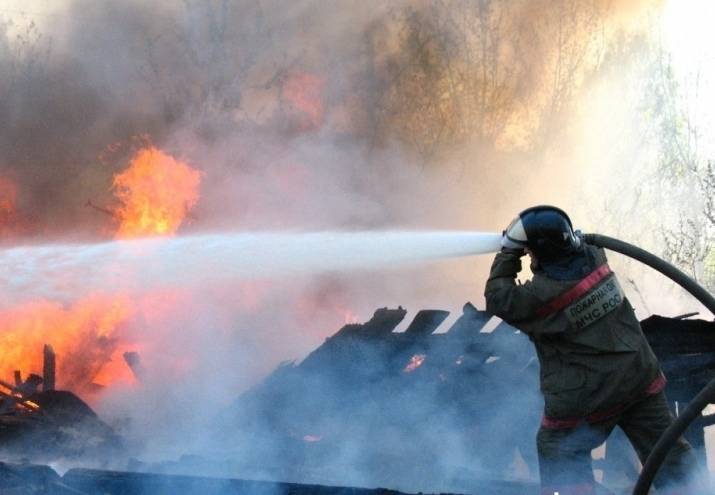 Ангар площадью 500 квадратных метров загорелся в Дзержинске