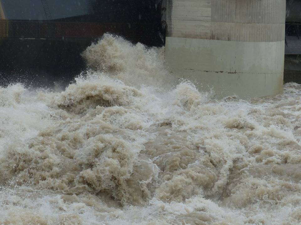Шторм «Деннис» вызвал сильное наводнение в британском Уэльсе