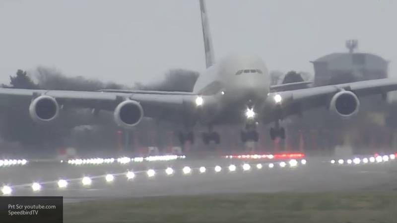 Посадка самолета поперек посадочной полосы в Лондоне попала на видео