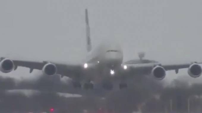 Видео: Самолет завис во время посадки в шторм в аэропорту Лондона