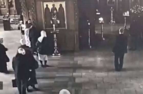 Появилось видео нападения на двух человек в московском храме