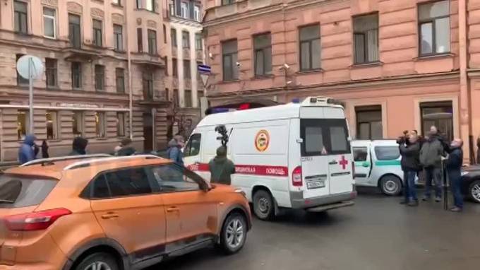 Петербурженку с "коронавирусом" увезли из здания суда в больницу