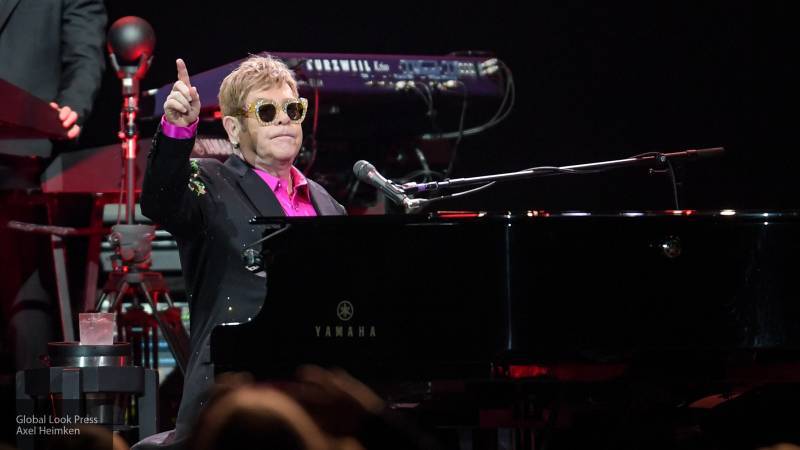 Элтон Джон потерял голос из-за пневмонии во время концерта в Окленде и не сдержал слез