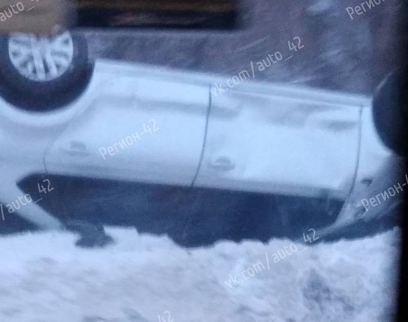 Очевидцы сообщили, что в Кемерове перед мостом перевернулась машина