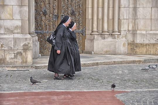 Итальянская мошенница два года скрывалась от полиции, притворившись монахиней