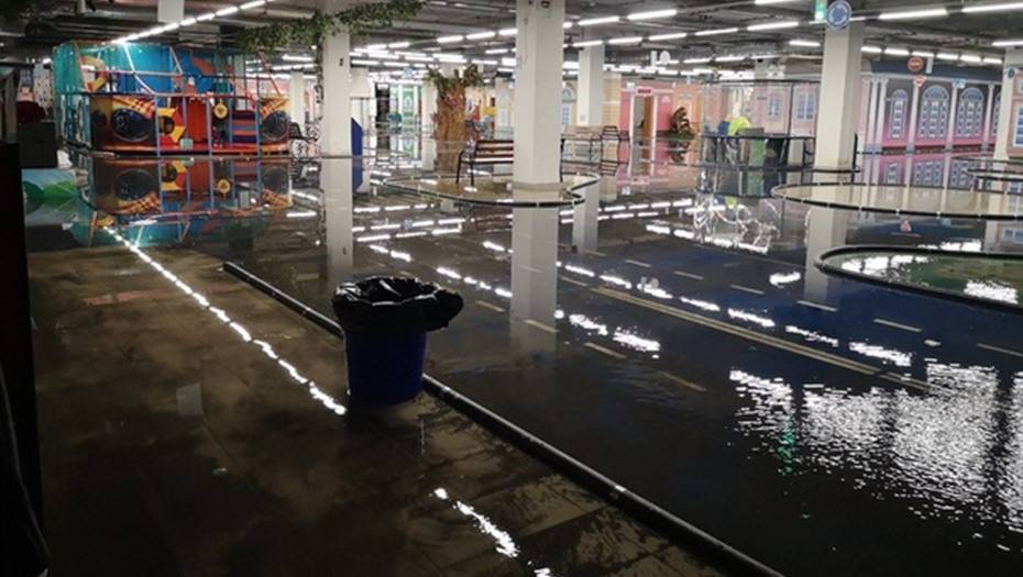 В Приморском районе Петербурга затопило торговый центр