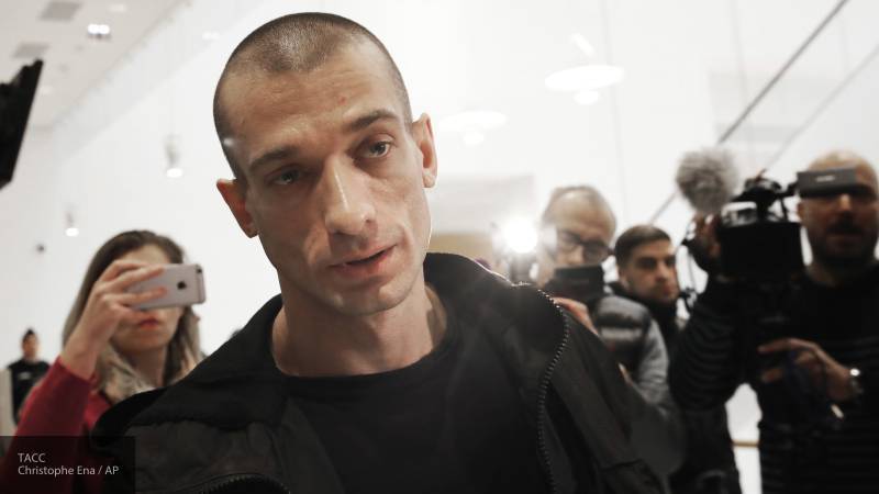 Правящая партия Франции ищет законный способ депортировать Павленского из страны
