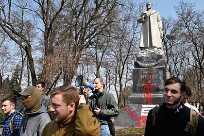 В Киеве начали сбор подписей за снос памятника генералу СССР