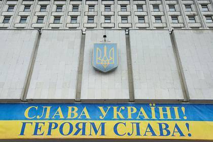 Киев прокомментировал слухи об отмене воинского приветствия «Слава Украине!»