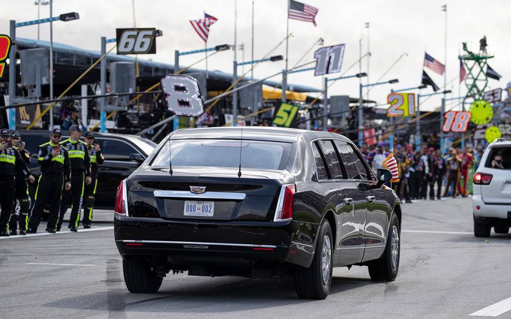 По прозвищу «Зверь»: Трамп в лимузине с сопровождением на автотреке — журнал За рулем