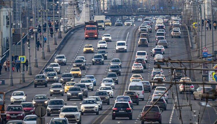 Московских водителей призвали к осторожности из-за ветра