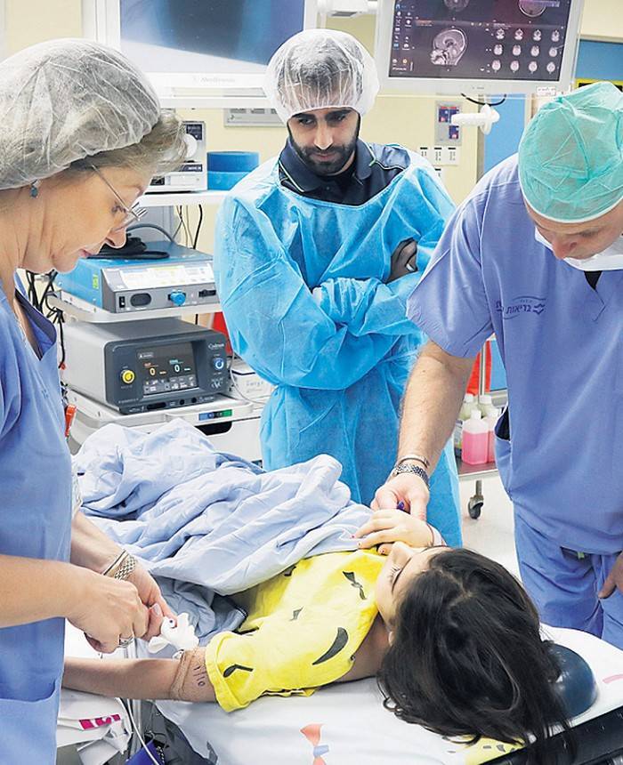 Израильские врачи отделили голову девочки от позвоночника, чтобы спасти ей жизнь
