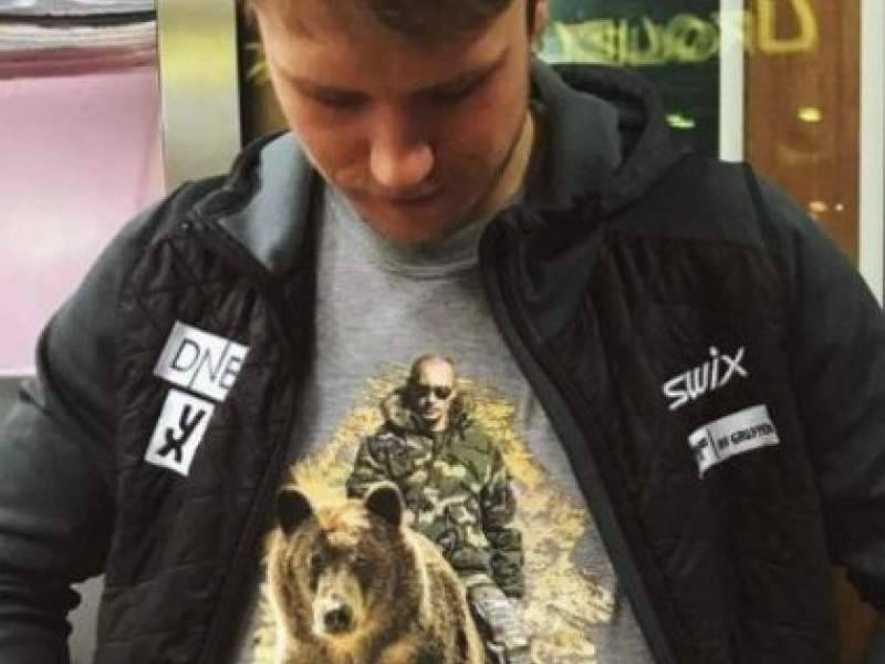 Норвежского биатлониста угрожали убить из-за футболки с Путиным