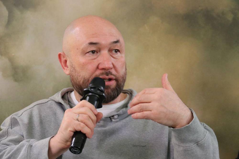 Бекмамбетов объяснил выбор вертикального формата для нового фильма о летчике Девятаеве