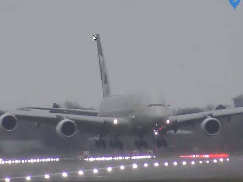 Airbus A380 «боком» приземлился во время шторма «Дэннис» в Великобритании