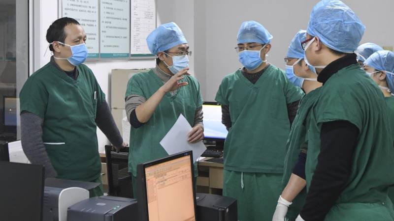 Глава временного госпиталя в Ухане умер от коронавируса