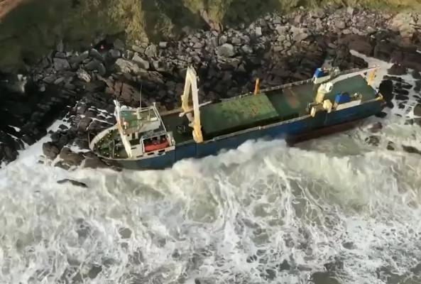 Странный грузовой «корабль-призрак» прибило к берегам Ирландии