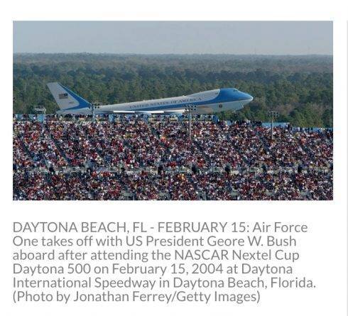 Менеджер кампании Трампа удалил снимок самолета ВВС США после того, как люди указали, что это фото с 2004 года