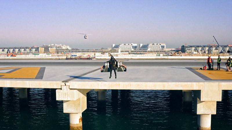 Над Дубаем пролетел "железный человек" (видео)