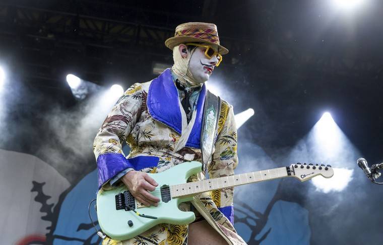 Гитарист группы Limp Bizkit отыграл концерт в Краснодаре со сломанной рукой