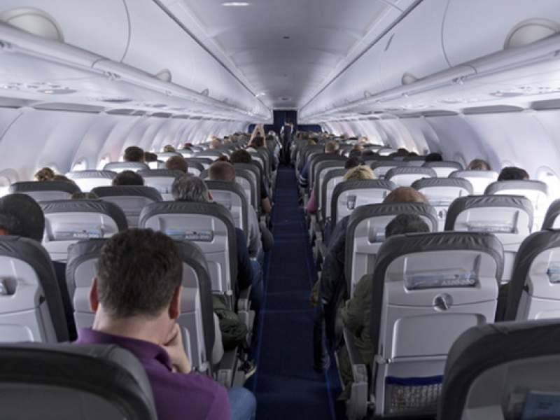 На пассажирку самолета, нашедшую 1 млн рублей в туалете, завели дело