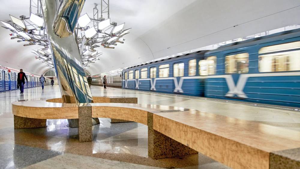 Поезд с пассажирами застрял в тоннеле московского метро из-за обрыва тормозного шланга