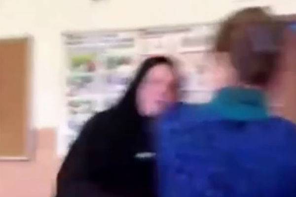 В Псковской области школьник ударил учительницу по лицу на уроке
